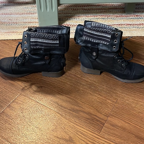 Black boots - Picture 2 of 5